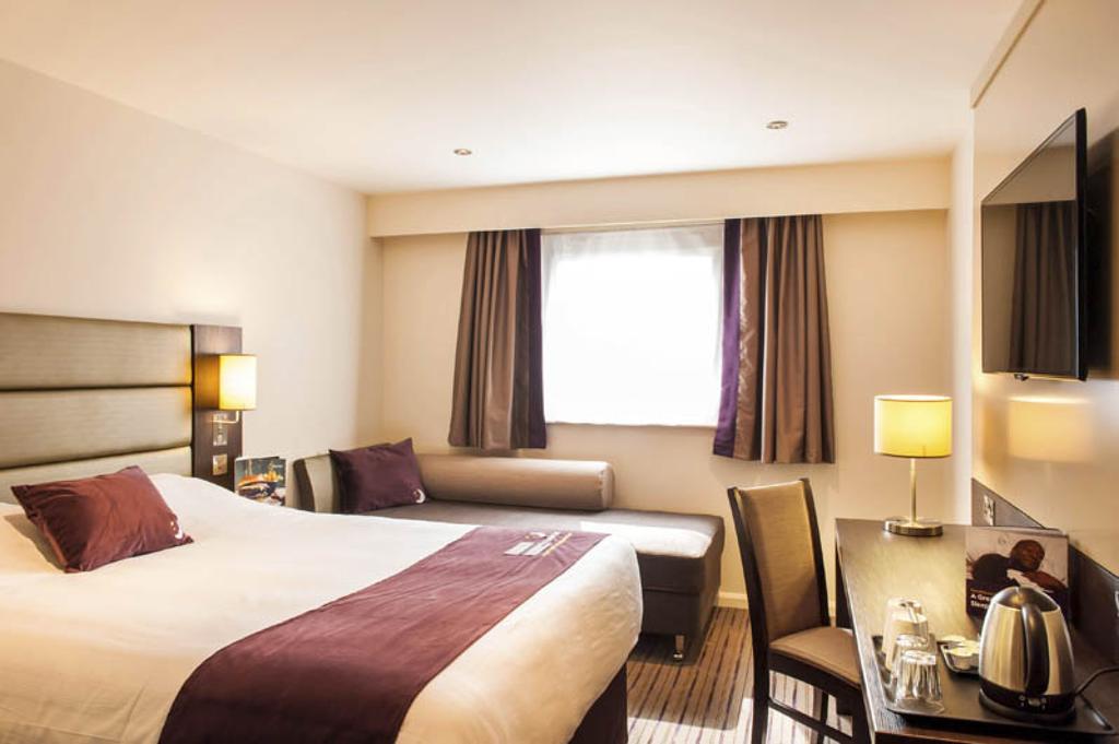 Premier Inn Falkirk - Larbert Bagian luar foto