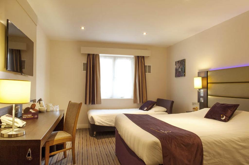 Premier Inn Falkirk - Larbert Bagian luar foto