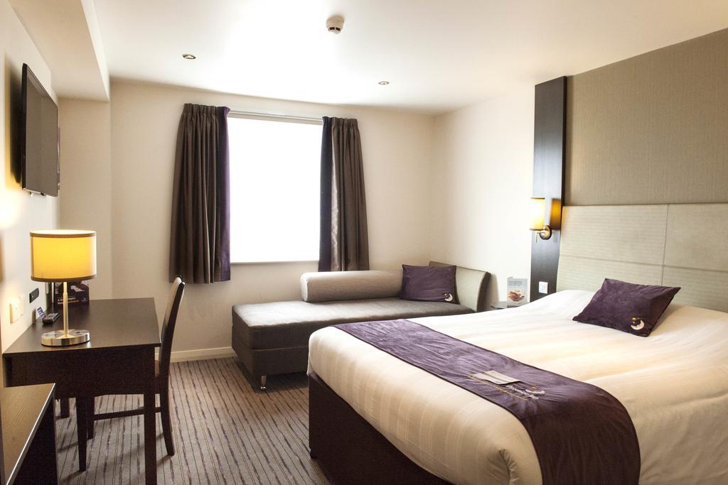 Premier Inn Falkirk - Larbert Bagian luar foto