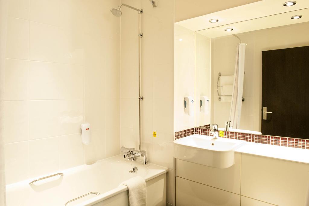 Premier Inn Falkirk - Larbert Bagian luar foto