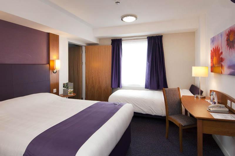 Premier Inn Falkirk - Larbert Bagian luar foto